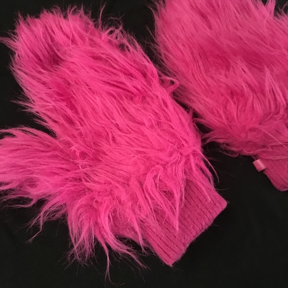 Fuzzy pink mittens 💗